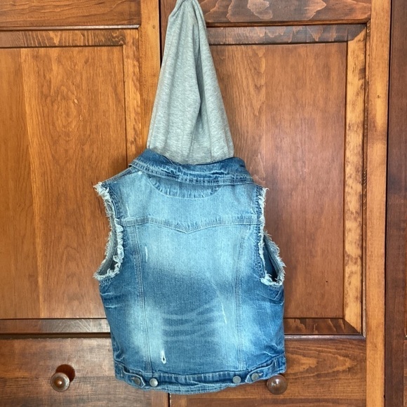 Wallflower Girls Hooded Sleeveless Distressed Denim Jacket M Preowned - Picture 8 of 10